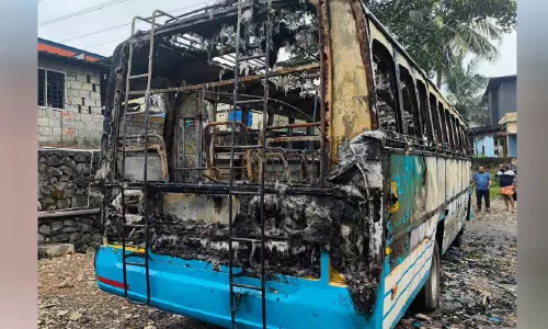 പാര്‍ക്കിങ് ഗ്രൗണ്ടില്‍ ബസ് കത്തിനശിച്ചു