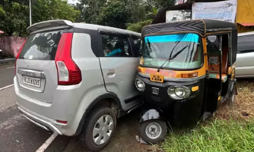 നിയന്ത്രണംവിട്ട കാർ കാൽനടയാത്രികനേയും വാഹനങ്ങളിലും ഇടിച്ചു