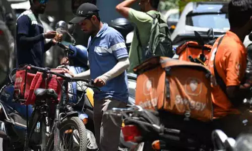 ഫുഡ് ഡെലിവറി, റൈഡ് പ്ലാറ്റ്ഫോം തൊഴിലാളികൾക്ക് പെൻഷനും ഇൻഷുറൻസും, വിഹിതം നൽകേണ്ടത് കമ്പനികൾ: പുതിയ നീക്കത്തിന് കേന്ദ്രം ഫുഡ് ഡെലിവറി, റൈഡ് പ്ലാറ്റ്ഫോം തൊഴിലാളികൾക്ക് പെൻഷനും ഇൻഷുറൻസും, വിഹിതം നൽകേണ്ടത് കമ്പനികൾ: പുതിയ നീക്കത്തിന് കേന്ദ്രം