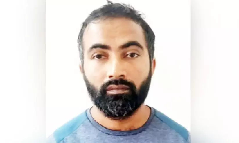 അധോലോക കുറ്റവാളി നോട്ട് കെട്ടുകളുമായി അറസ്റ്റിൽ അധോലോക കുറ്റവാളി നോട്ട് കെട്ടുകളുമായി അറസ്റ്റിൽ
