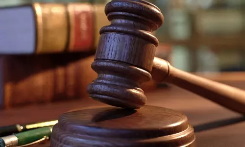 വാഹനം തിരിച്ചു കിട്ടാന്‍ മകള്‍ക്കെതിരെ പിതാവ് നല്‍കിയ കേസ് തള്ളി