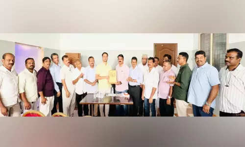 കു​ഞ്ഞി​മൊ​യ്ദീ​ൻ പൂ​ക്കാ​ട്ടി​ലി​ന് ​ജിദ്ദ ഒ.​ഐ.​സി.​സി യാ​ത്ര​യ​യ​പ്പ് ന​ൽ​കി