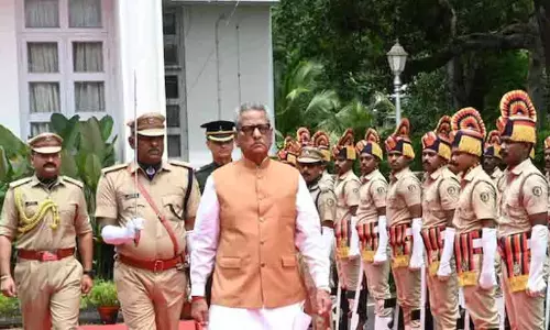 നിയന്ത്രണം അടുക്കളയിൽ മാത്രം, ജീവനക്കാർക്കില്ല; വിവാദമായതോടെ മാംസാഹാര വിലക്കിൽ തിരുത്തുമായി ലോക്ഭവൻ
