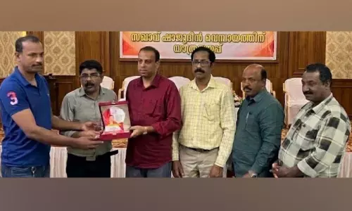 പ്ര​വാ​സം മ​തി​യാ​ക്കി നാ​ട്ടി​ലേ​ക്ക് മ​ട​ങ്ങു​ന്ന ഷാ​ജു​​ദ്ദീ​ന് കേ​ളി യാ​ത്ര​യ​യ​പ്പ് ന​ൽ​കി