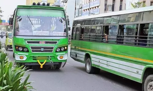 ‘മിന്നലോട്ട’ത്തിന് മരുന്ന് മിന്നൽ പരിശോധന; മോട്ടോർ വാഹന വകുപ്പിന്റെ മിന്നൽ പരിശോധനയിൽ 211,500 രൂപ പിഴ ‘മിന്നലോട്ട’ത്തിന് മരുന്ന് മിന്നൽ പരിശോധന; മോട്ടോർ വാഹന വകുപ്പിന്റെ മിന്നൽ പരിശോധനയിൽ 211,500 രൂപ പിഴ