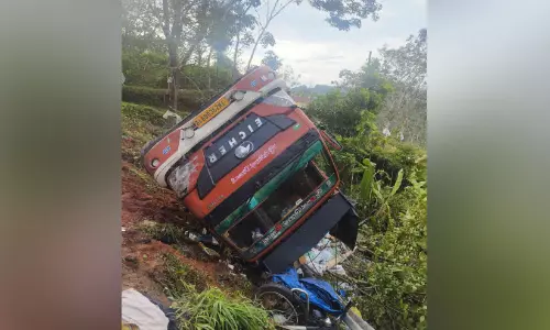 നിർത്തിയിട്ട ബൈക്കിലിടിച്ച ലോറി തലകീഴായി മറിഞ്ഞു