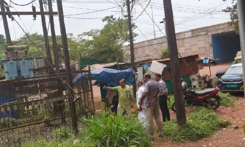 വൈദ്യുതിക്കായാണ്, അപകടം വരുത്താനല്ല ട്രാൻസ്ഫോർമർ; അപകട ഭീഷണിയായി പെരിയ ടൗണിലെ ട്രാന്‍സ്‌ഫോര്‍മര്‍