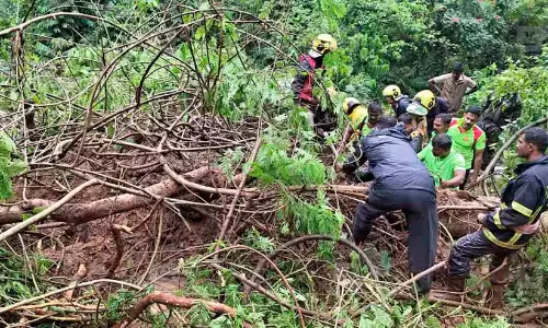 നീലഗിരിയിൽ കനത്ത മഴയും മണ്ണിടിച്ചിലും; ബസ് ഡ്രൈവർ മരിച്ചു, 150 മലയാളി വിദ്യാർഥികളെ രക്ഷപ്പെടുത്തി