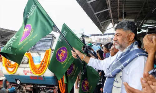 മനംമയക്കും ഈ ടൂറിസ്റ്റ് ട്രെയിൻ യാത്ര; കർണാടകയുടെ സ്വന്തം ‘ഗോൾഡൻ ചാരിയറ്റ് ഫ്ലാഗ് ഓഫ് ചെയ്തു മനംമയക്കും ഈ ടൂറിസ്റ്റ് ട്രെയിൻ യാത്ര; കർണാടകയുടെ സ്വന്തം ‘ഗോൾഡൻ ചാരിയറ്റ് ഫ്ലാഗ് ഓഫ് ചെയ്തു