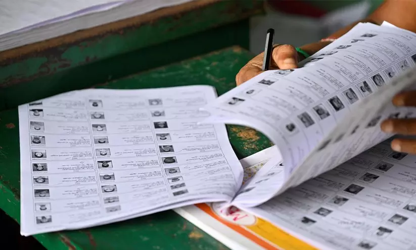വികാസ് യാദവ് എന്ന പേരിൽ 13 എൻട്രികൾ; യുപി എസ്ഐആറിൽ വീണ്ടും പിഴവ്, അഞ്ച് ഉദ്യോഗസ്ഥർക്കെതിരെ നടപടി വികാസ് യാദവ് എന്ന പേരിൽ 13 എൻട്രികൾ; യുപി എസ്ഐആറിൽ വീണ്ടും പിഴവ്, അഞ്ച് ഉദ്യോഗസ്ഥർക്കെതിരെ നടപടി