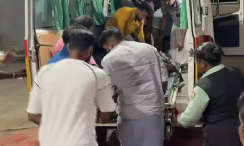 കക്കാടംപൊയിലിൽ ജീപ്പ് നിയന്ത്രണം വിട്ട് താഴ്ചയിലേക്ക് മറിഞ്ഞു: ഒരാൾ മരിച്ചു, 5 പേരുടെ നില ഗുരുതരം കക്കാടംപൊയിലിൽ ജീപ്പ് നിയന്ത്രണം വിട്ട് താഴ്ചയിലേക്ക് മറിഞ്ഞു: ഒരാൾ മരിച്ചു, 5 പേരുടെ നില ഗുരുതരം
