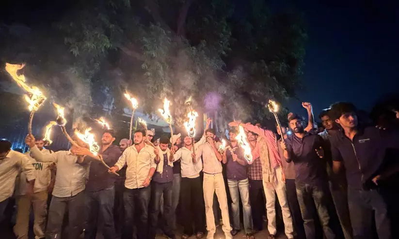 ജാമിഅ മില്ലിയയിൽ സമരം പുനരാരംഭിച്ച് വിദ്യാർഥികൾ; അധികൃതരുടെ തന്ത്രം പൊളിഞ്ഞു ജാമിഅ മില്ലിയയിൽ സമരം പുനരാരംഭിച്ച് വിദ്യാർഥികൾ; അധികൃതരുടെ തന്ത്രം പൊളിഞ്ഞു