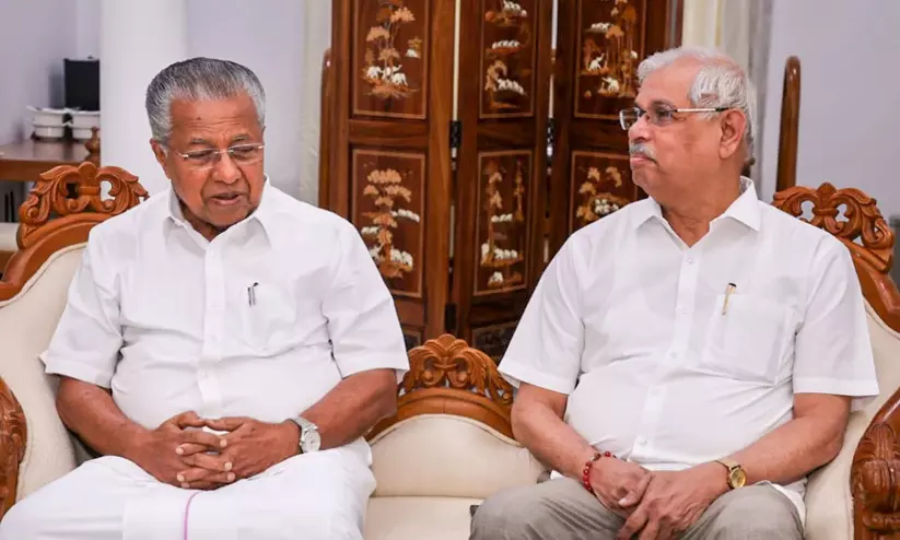 ഗവർണറുടെ അസാധാരണ ശിപാർശ: നിയമസാധുതയിൽ ഉയരുന്നത് വലിയ ചോദ്യങ്ങൾ ഗവർണറുടെ അസാധാരണ ശിപാർശ: നിയമസാധുതയിൽ ഉയരുന്നത് വലിയ ചോദ്യങ്ങൾ