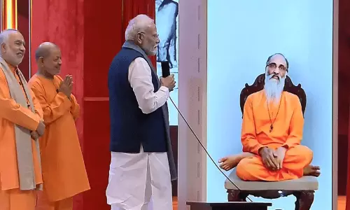 സ്വാമി എന്നെ അനുഗ്രഹിക്കണം; ഒടുവിൽ എ ഐയോടും അനുഗ്രഹം തേടി മോദി