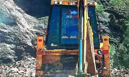 മാലിന്യം തള്ളിയ മണ്ണുമാന്തിയന്ത്രം ലേലം ചെയ്യാം; ഹൈകോടതി വിധി പുളിക്കൽ പഞ്ചായത്തിന് അനുകൂലം