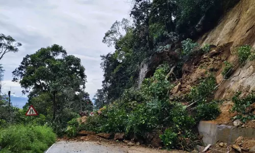 ദേശീയപാതയിൽ മണ്ണിടിച്ചിൽ തുടരുന്നു; ഗതാഗതം പുനഃസ്ഥാപിക്കൽ വൈകും ദേശീയപാതയിൽ മണ്ണിടിച്ചിൽ തുടരുന്നു; ഗതാഗതം പുനഃസ്ഥാപിക്കൽ വൈകും