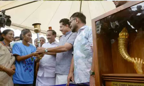 സംസ്ഥാന സ്കൂൾ കായികമേള: സ്വർണക്കപ്പിനും ദീപശിഖയ്ക്കും കോഴിക്കോട് ബീച്ചിൽ ആവേശോജ്ജ്വല സ്വീകരണം