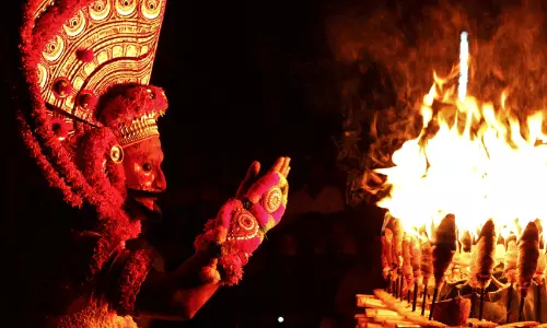 എ​ങ്ങോ​ട്ടാ​ണ് നി​ങ്ങ​ൾ   തെ​യ്യ​ത്തെ   എ​ഴു​ന്ന​ള്ളി​ക്കു​ന്ന​ത്?