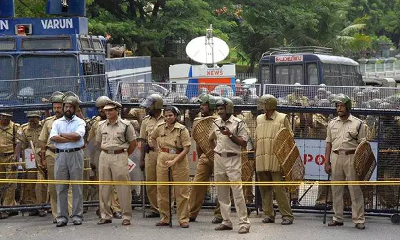 ജാമ്യം റദ്ദാക്കിയ പോക്സോ കേസ് പ്രതി മുങ്ങി; പൊലീസ് സ്റ്റേഷനു മുന്നിൽ നാട്ടുകാരുടെ പ്രതിഷേധം ജാമ്യം റദ്ദാക്കിയ പോക്സോ കേസ് പ്രതി മുങ്ങി; പൊലീസ് സ്റ്റേഷനു മുന്നിൽ നാട്ടുകാരുടെ പ്രതിഷേധം