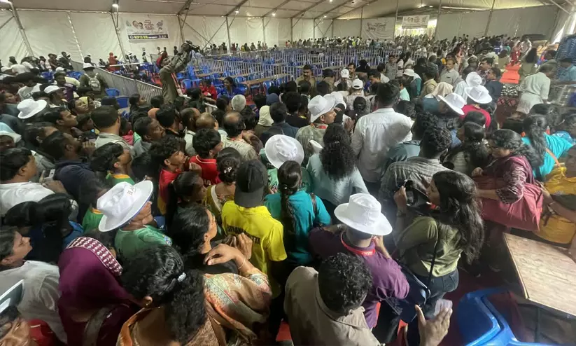 സംസ്ഥാന സ്കൂൾ കായികമേളയിൽ ഭക്ഷണവിതരണത്തിൽ ഗുരുതര വീഴ്ച, കുട്ടികൾ വലഞ്ഞു സംസ്ഥാന സ്കൂൾ കായികമേളയിൽ ഭക്ഷണവിതരണത്തിൽ ഗുരുതര വീഴ്ച, കുട്ടികൾ വലഞ്ഞു