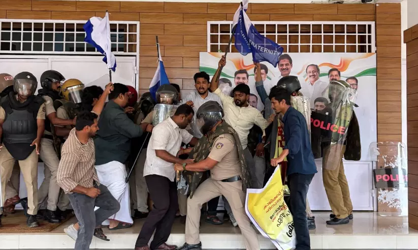 കാലിക്കറ്റ് സർവകലാശാലയിലേക്ക് പ്രതിഷേധ മാർച്ച് നടത്തി ഫ്രറ്റേണിറ്റി മൂവ്മെൻ്റ് കാലിക്കറ്റ് സർവകലാശാലയിലേക്ക് പ്രതിഷേധ മാർച്ച് നടത്തി ഫ്രറ്റേണിറ്റി മൂവ്മെൻ്റ്