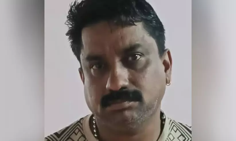 കട്ടിലിനടിയിൽ രഹസ്യ അറ; കായംകുളത്ത് 47 ലിറ്റർ വിദേശമദ്യവുമായി മധ്യവയസ്കൻ പിടിയിൽ കട്ടിലിനടിയിൽ രഹസ്യ അറ; കായംകുളത്ത് 47 ലിറ്റർ വിദേശമദ്യവുമായി മധ്യവയസ്കൻ പിടിയിൽ
