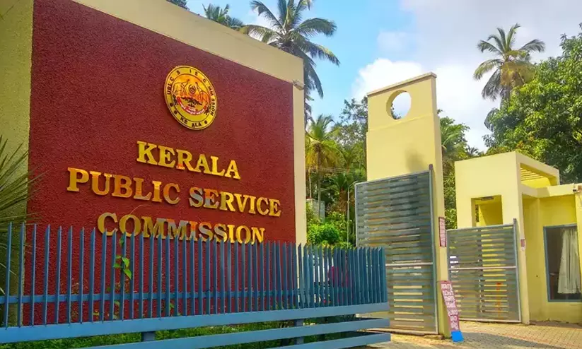 പി.എസ്.സി അംഗങ്ങളെ ചോദ്യം ചെയ്തു; പരീക്ഷാ അട്ടിമറിയിൽ പുതിയ മൂന്ന് കേസുകൾ കൂടി രജിസ്റ്റർ ചെയ്യും, ചെയർമാന് ഹാജരാകാൻ നോട്ടീസ് നൽകി എസ്.ഐ.ടി പി.എസ്.സി അംഗങ്ങളെ ചോദ്യം ചെയ്തു; പരീക്ഷാ അട്ടിമറിയിൽ പുതിയ മൂന്ന് കേസുകൾ കൂടി രജിസ്റ്റർ ചെയ്യും, ചെയർമാന് ഹാജരാകാൻ നോട്ടീസ് നൽകി എസ്.ഐ.ടി