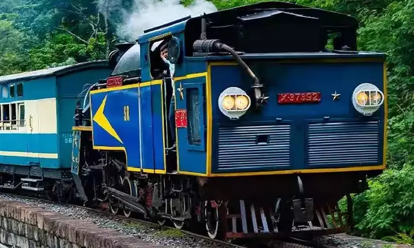 മഴയും മണ്ണിടിച്ചിലും; നീലഗിരി മൗണ്ടെയ്ൻ റെയിൽവേ സർവിസുകൾ റദ്ദാക്കി, തടസ്സങ്ങൾ നീക്കാനുള്ള ജോലികൾ പുരോഗമിക്കുന്നതായി അധികൃതർ മഴയും മണ്ണിടിച്ചിലും; നീലഗിരി മൗണ്ടെയ്ൻ റെയിൽവേ സർവിസുകൾ റദ്ദാക്കി, തടസ്സങ്ങൾ നീക്കാനുള്ള ജോലികൾ പുരോഗമിക്കുന്നതായി അധികൃതർ