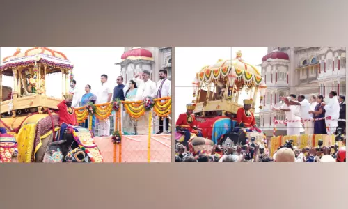 ദസറയിൽ മുഖ്യമന്ത്രിക്കൊപ്പം പങ്കാളി; പ്രോട്ടോകോൾ വിവാദം