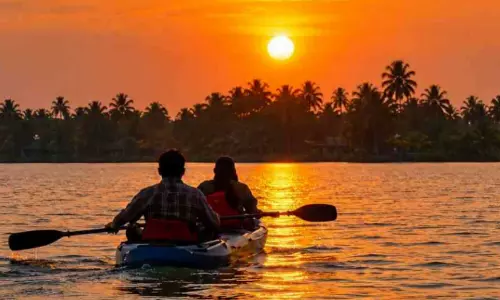 വെ​ളു​ത്തു​ള്ളി​ക്കാ​യ​ലോ​ര​ത്ത്​ കാ​ണാം കാ​ഴ്ച​ക​ൾ