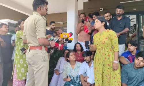 പണവും സ്വാധീനവും കൊണ്ട് രക്ഷപ്പെടാമെന്ന് കരുതേണ്ട; ചേരാനല്ലൂരിൽ പൊലീസ് സ്റ്റേഷന് മുന്നിൽ പ്രതിഷേധം തുടർന്ന് കുടുംബം