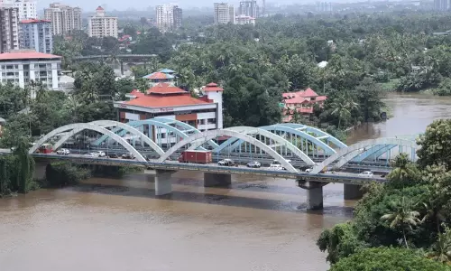 ആലുവ മാർത്താണ്ഡവർമ പാലം അടച്ചിടുന്നു; ലോറികളുൾപ്പെടെയുള്ള വാഹനങ്ങൾക്ക് നിയന്ത്രണം
