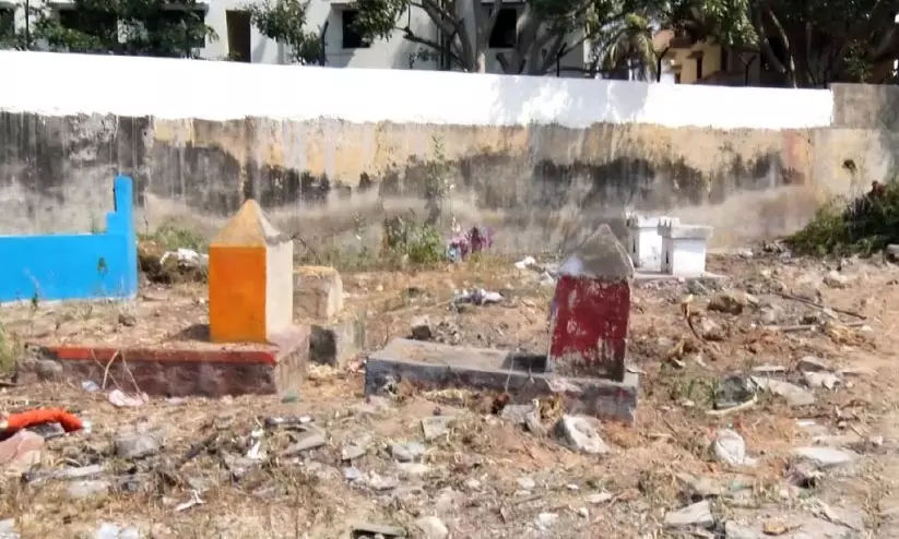 മൃതശരീരങ്ങൾക്കും വിലയിട്ട് റാക്കറ്റ്; ശ്മശാന ജീവനക്കാരടക്കം പിടിയിൽ മൃതശരീരങ്ങൾക്കും വിലയിട്ട് റാക്കറ്റ്; ശ്മശാന ജീവനക്കാരടക്കം പിടിയിൽ