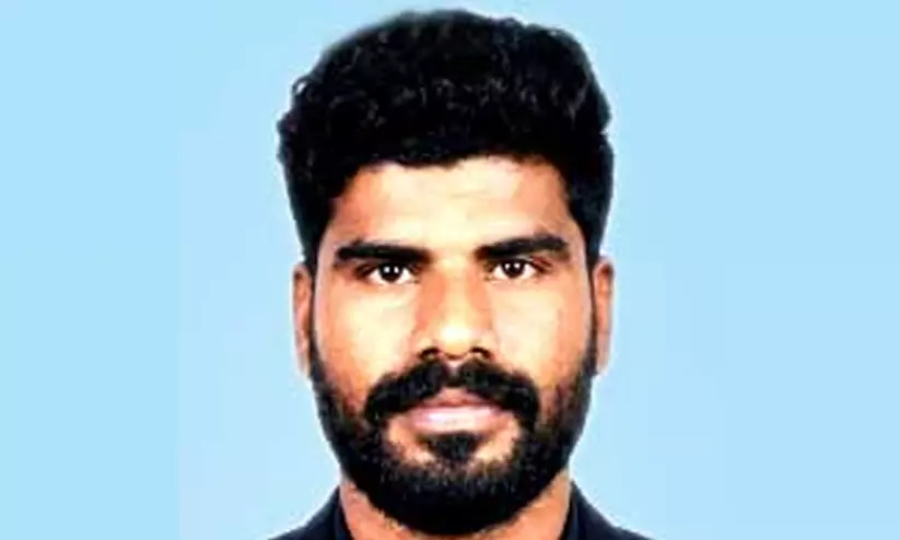 പൊലീസിനെ കണ്ട് നിർത്താതെ പോയ ബൈക്ക് കുഴിയിൽ വീണ് യുവാവ് മരിച്ചു പൊലീസിനെ കണ്ട് നിർത്താതെ പോയ ബൈക്ക് കുഴിയിൽ വീണ് യുവാവ് മരിച്ചു