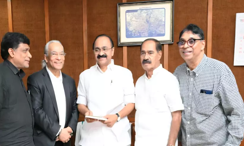 പ്രവാസി ഗ്ലോബൽ ഉച്ചകോടി; വേൾഡ് കെ.എം.സി.സി നേതാക്കൾ മുഖ്യമന്ത്രിയുമായി ചർച്ച ചെയ്തു പ്രവാസി ഗ്ലോബൽ ഉച്ചകോടി; വേൾഡ് കെ.എം.സി.സി നേതാക്കൾ മുഖ്യമന്ത്രിയുമായി ചർച്ച ചെയ്തു