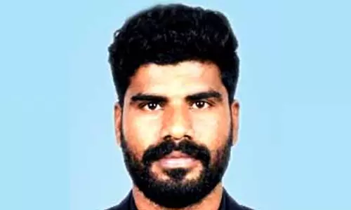പൊലീസിനെ കണ്ട് നിർത്താതെ പോയ ബൈക്ക് കുഴിയിൽ വീണ് യുവാവ് മരിച്ചു