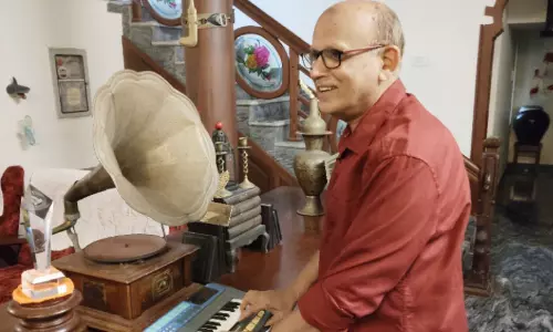 കാലം മായ്ക്കാത്ത സംഗീതമധുരം; നൂറ്റാണ്ട് പിന്നിട്ട ഗ്രാമഫോണുമായി അബ്ദുല്ല നഹ