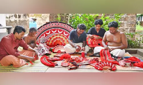 കാവുണരും, തെയ്യങ്ങൾ ഉറഞ്ഞാടും; ഇന്ന് തുലാപ്പത്ത്, വടക്കന് മലബാറിൽ ഇനി തെയ്യക്കാലം കാവുണരും, തെയ്യങ്ങൾ ഉറഞ്ഞാടും; ഇന്ന് തുലാപ്പത്ത്, വടക്കന് മലബാറിൽ ഇനി തെയ്യക്കാലം