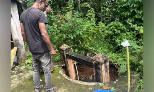 കിണർ ഇടിഞ്ഞു താഴ്ന്നു കിണർ ഇടിഞ്ഞു താഴ്ന്നു
