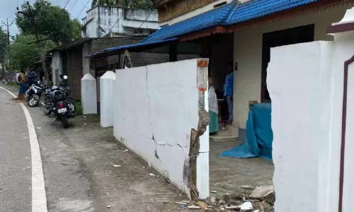 മഴയിൽ കൂറ്റൻ പാറ വീണ് കിണറിടിഞ്ഞു മഴയിൽ കൂറ്റൻ പാറ വീണ് കിണറിടിഞ്ഞു