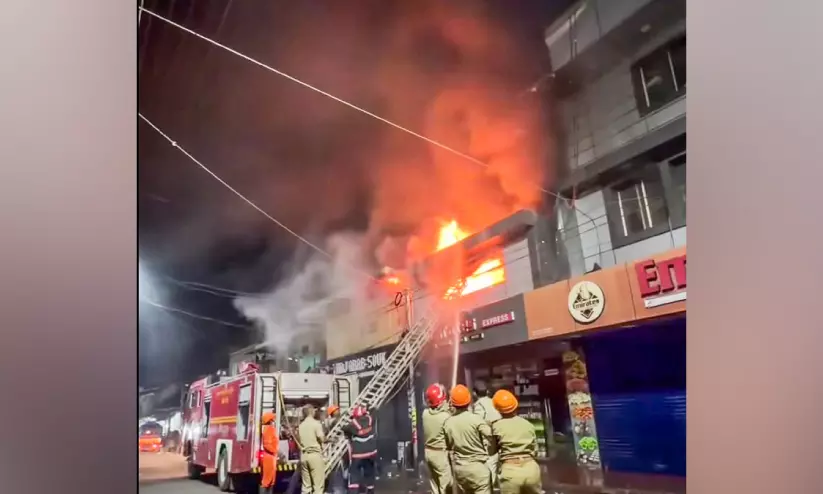 കണ്ണൂരിൽ കടയ്ക്ക് തീപിടിച്ചു; ലക്ഷങ്ങളുടെ നഷ്ടം കണ്ണൂരിൽ കടയ്ക്ക് തീപിടിച്ചു; ലക്ഷങ്ങളുടെ നഷ്ടം