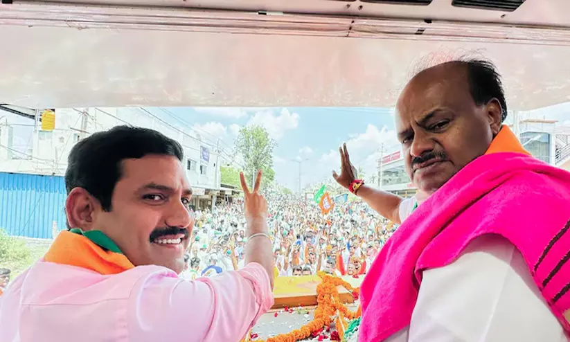 കര്ണാടക ലജിസ്ലേറ്റീവ് കൗൺസിൽ തെരഞ്ഞെടുപ്പിൽ കോൺഗ്രസിന് കനത്ത തിരിച്ചടി; എൻഡിഎ സഖ്യത്തിന് മുന്നേറ്റം കര്ണാടക ലജിസ്ലേറ്റീവ് കൗൺസിൽ തെരഞ്ഞെടുപ്പിൽ കോൺഗ്രസിന് കനത്ത തിരിച്ചടി; എൻഡിഎ സഖ്യത്തിന് മുന്നേറ്റം