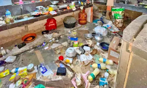 വീ​ട്​ വൃ​ത്തി​ഹീ​നം; മാ​താ​വി​നൊ​പ്പം ക​ഴി​ഞ്ഞ കു​ട്ടി​യെ ഏ​റ്റെ​ടു​ത്തു