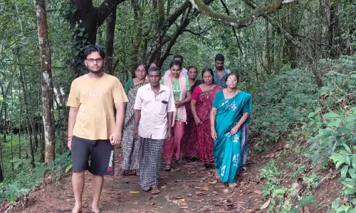 വഴിയറിയാതെ വിതുമ്പുന്ന ചെറുകര ഗ്രാമം വഴിയറിയാതെ വിതുമ്പുന്ന ചെറുകര ഗ്രാമം