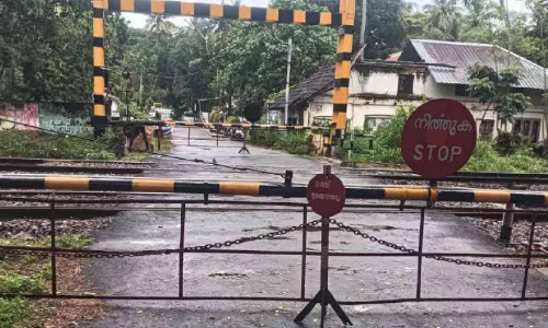 ദുരിതം ഒഴിയാതെ പെരുങ്ങുഴി റെയിൽവേ ഗേറ്റ്; അപ്രതീക്ഷിതമായി ഗേറ്റ് അടഞ്ഞത് കാരണം നൂറുകണക്കിന് യാത്രക്കാർ ബുദ്ധിമുട്ടിലായി ദുരിതം ഒഴിയാതെ പെരുങ്ങുഴി റെയിൽവേ ഗേറ്റ്; അപ്രതീക്ഷിതമായി ഗേറ്റ് അടഞ്ഞത് കാരണം നൂറുകണക്കിന് യാത്രക്കാർ ബുദ്ധിമുട്ടിലായി