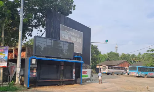 അപകട ഭീഷണിയായി ‘ഹൈടെക് ബസ് സ്റ്റോപ്പ്’ അപകട ഭീഷണിയായി ‘ഹൈടെക് ബസ് സ്റ്റോപ്പ്’