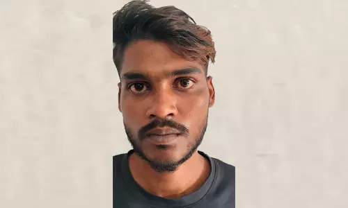 ​ഓടുന്ന ട്രെയിനിൽ ഫോൺ നോക്കിക്കൊണ്ടിരിക്കെ തട്ടിപ്പറിച്ച് പുറത്തേക്ക് ചാടുന്ന വിരുതൻ പിടിയിൽ