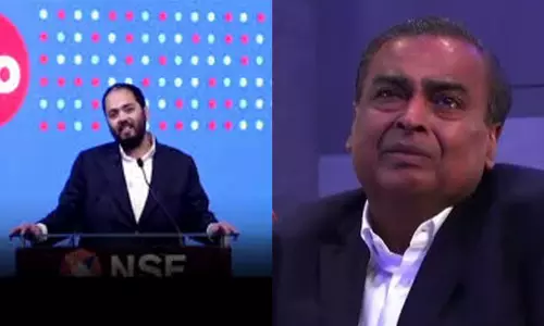 ജിയോ ലിസ്റ്റിങ് വേദിയിൽ വികാരഭരിതനായി മുകേഷ് അംബാനി