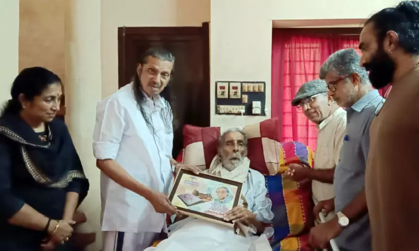 കാർട്ടൂണുകളിൽ നിന്നിറങ്ങി പന്ന്യനെത്തി; കൃഷ്ണൻ മാഷിന് മധുരം നൽകി കാർട്ടൂണുകളിൽ നിന്നിറങ്ങി പന്ന്യനെത്തി; കൃഷ്ണൻ മാഷിന് മധുരം നൽകി