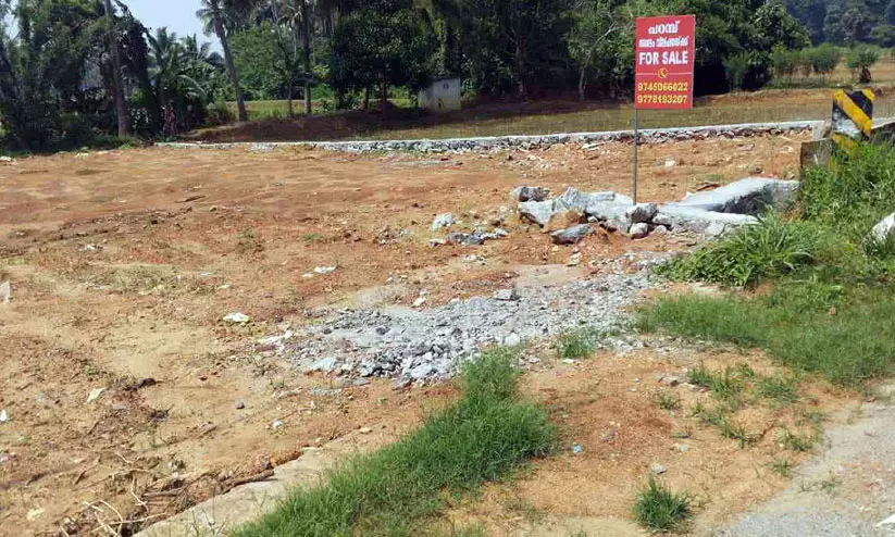 വില്ലേജ് രേഖകളിൽ കൃത്യതയില്ല വയൽ നികത്തുന്നു വില്ലേജ് രേഖകളിൽ കൃത്യതയില്ല വയൽ നികത്തുന്നു